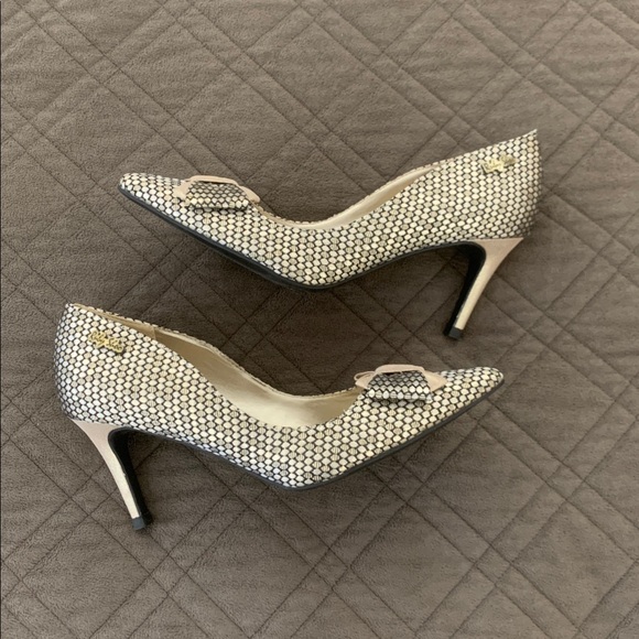 ModCloth Gold Bow Heels Size 40 - Picture 8 of 17